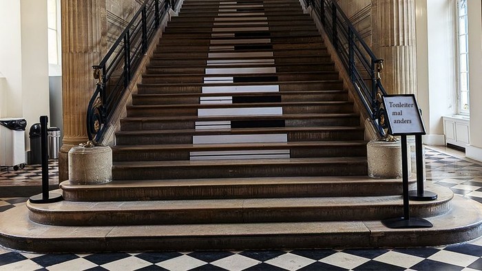 Eine Treppe, deren Stufen in der Mitte wie Klaviertasten aussehen.