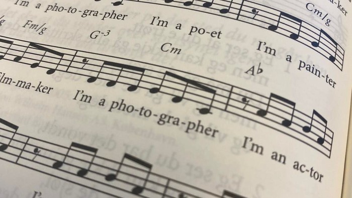 Notatblade med musiknoter og tekst