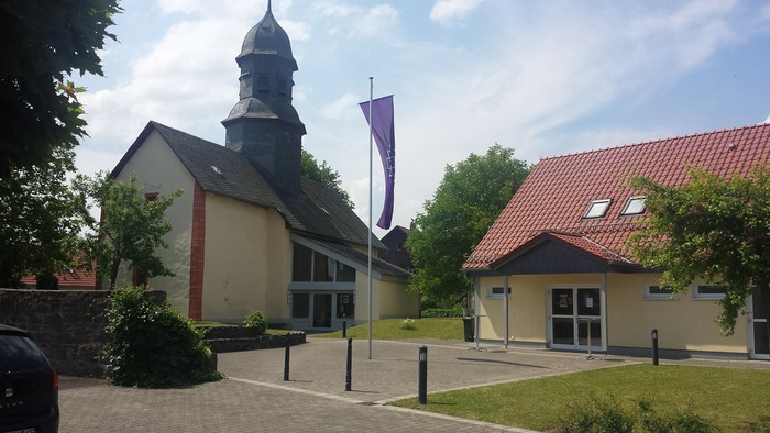 Queckborn Kirche und Gemeindehaus