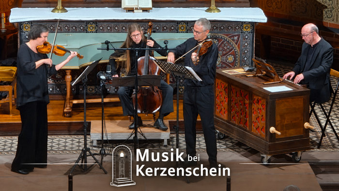 Streichquartett, das in einer prächtigen Kirche mit Orgelbegleitung auftritt, betitelt „Musik bei Kerzenschein“.