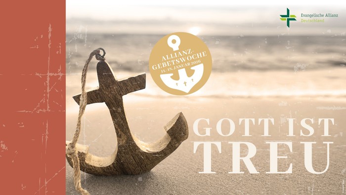 Verankerter Anker auf sandigem Strand mit der Aufschrift „Gott ist treu“ und dem Logo der Allianz-Gebetswoche.