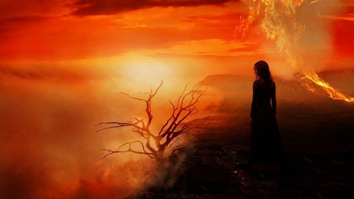 Frau im Abendrot auf einem Felsen