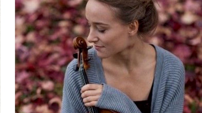 Et strygekvartet og en soloviolinist, der optræder udendørs i en fredfyldt have.
