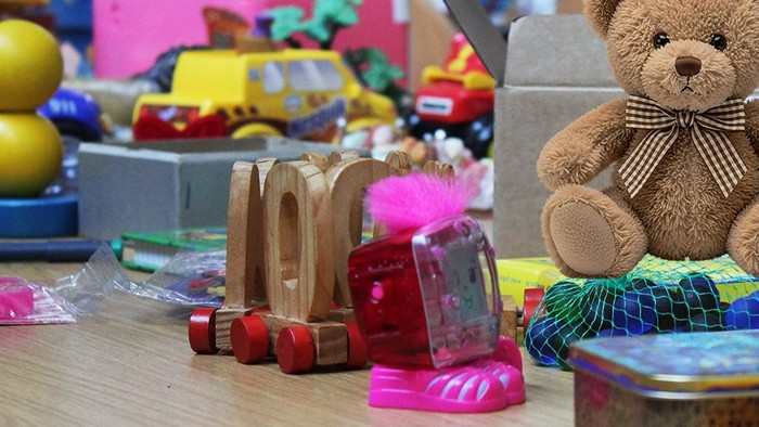 Trödelmarktstand mit Teddy und Spielzeug