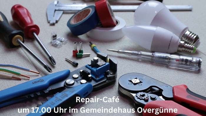 Sammlung von Werkzeugen und Materialien für eine Reparatur-Café-Veranstaltung im Gemeindezentrum, geplant für 17 Uhr.
