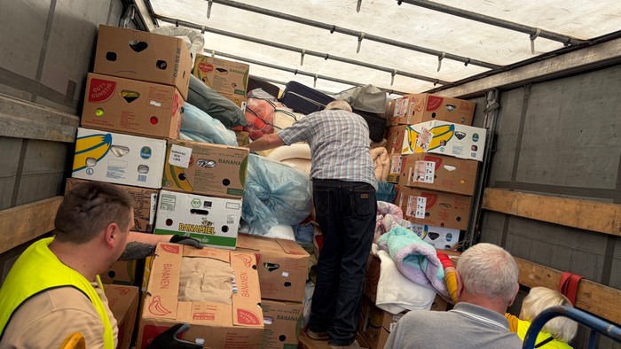 Hilfstransport wird am Kirchort Sankt Joseph beladen