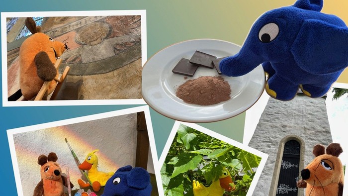 Bunte Stofftierfiguren, die gemeinsam verspielte, fantasievolle Szenen mit Essen und Gärten genießen.