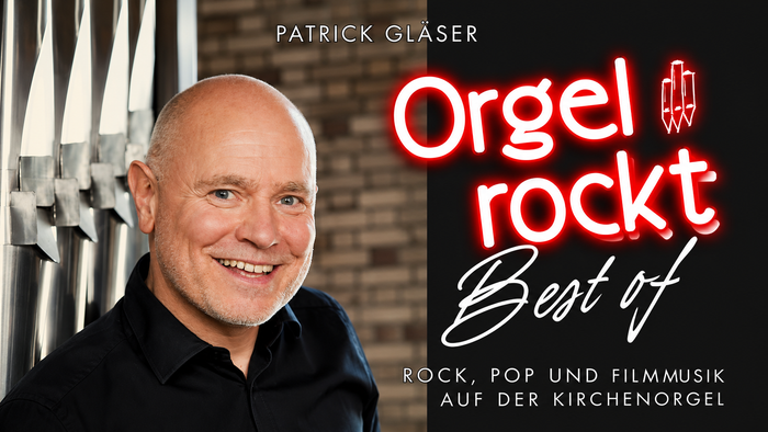 Ein lächelnder Mann vor Orgelpfeifen wirbt für das Konzertprogramm „Orgel rockt – Best of“ mit Rock-, Pop- und Filmmusik auf der Kirchenorgel.