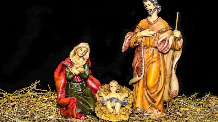 Julekrybbe med Maria, Josef og lille Jesus.