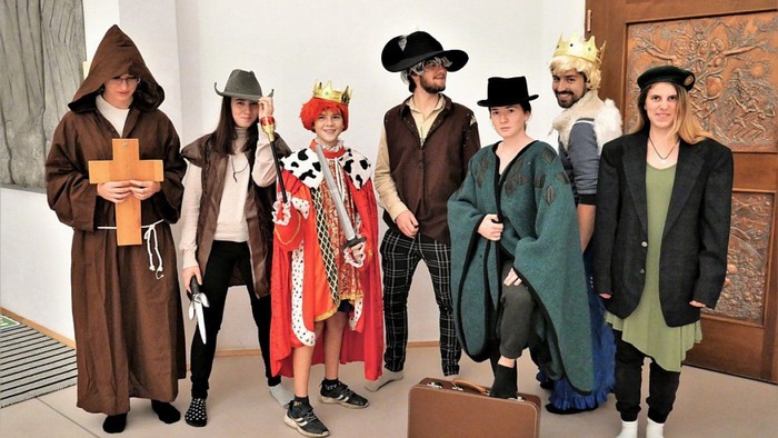 Eine Gruppe von Menschen in historischen und fantasievollen Kostümen posiert für ein Foto