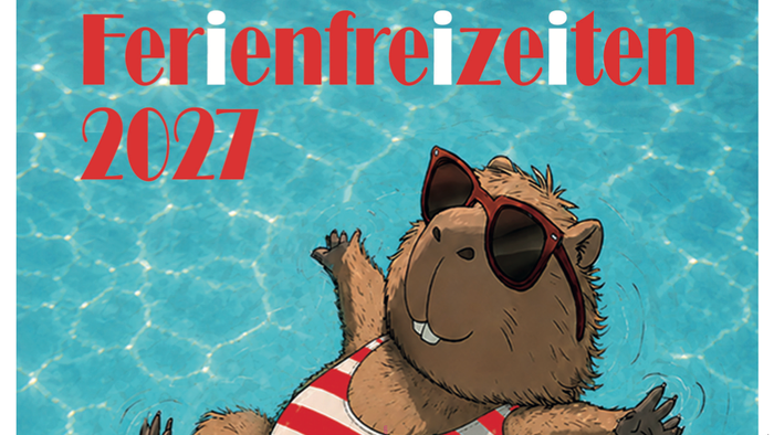 Ein Cartoon-Biber in Badehose liegt entspannt in einem Pool unter dem Urlaubsplakat „Ferienfreizeiten 2021“.