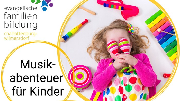 Ein Kind spielt mit bunten Musikinstrumenten