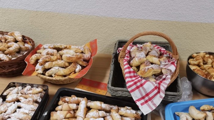 Verschiedene Gebäckstücke und Backwaren in Körben und Tabletts, bereit zum Servieren.