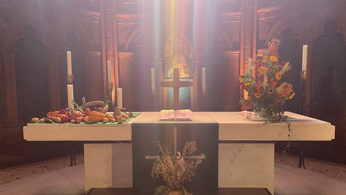 Festlich geschmückter Erntedank-Altar in der Apostel-Paulus-Kirche