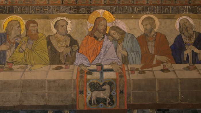 Wandmalerei in der Apostel-Paulus-Kirche mit dem letzten Abendmahl von Jesus und seinen Jüngern