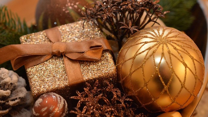 Goldene Weihnachtsdekorationen mit Geschenken und Ornamenten