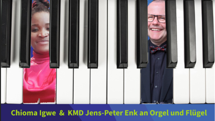Musikerinnen Chioma Igwe und KMD Jens-Peter Enk spielen an Orgel und Klavier in der Sophienkirche in Wuppertal.