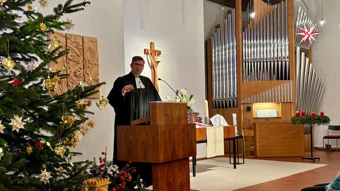 Pfarrer Marvin Lange bei der Silvesterpredigt 2025 im Bonhoefferhaus Fulda