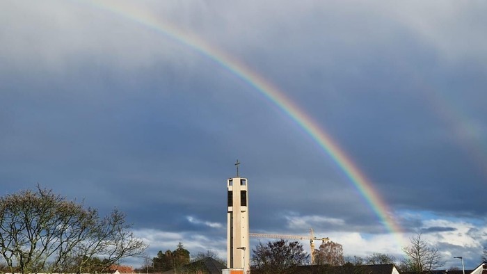 Evangelische Stadtkirche mit Regenbogen