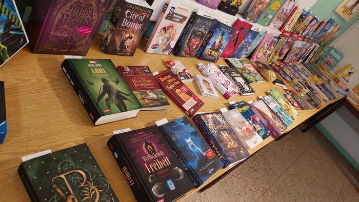 Viele Fantasy- und Science-Fiction-Bücher auf einem Tisch angeordnet