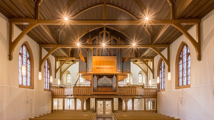 Blick vom Altarraum auf die Orgelempore der Königin-Luise-Kirche