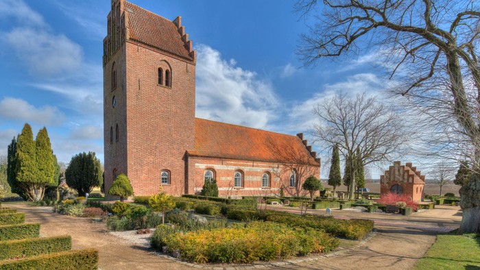 Glim Kirke set fra sydvest