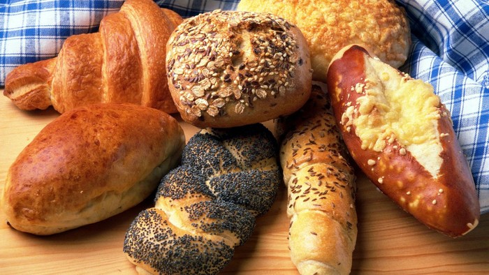 Verschiedene Brotsorten auf einem Brett