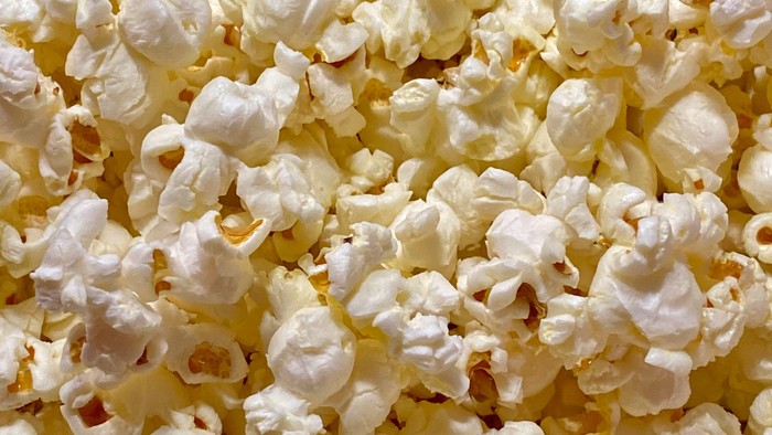 Ein Haufen frischgepopptes Popcorn.