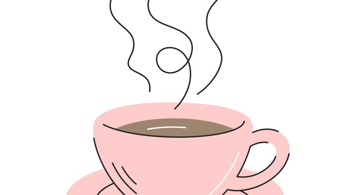 En dampende lyserød kop kaffe med underkop, der afgiver varm damp.