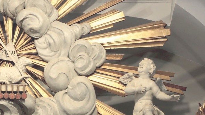 Dekorativ stuk og guld på tak