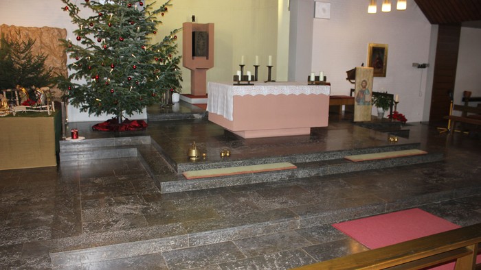 Innenraum einer Kirche mit Weihnachtsbaum und Altar