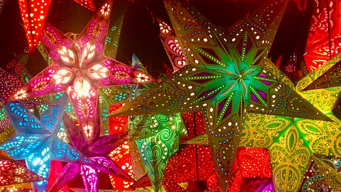 Viele Bunte beleuchtete Weihnachtssterne