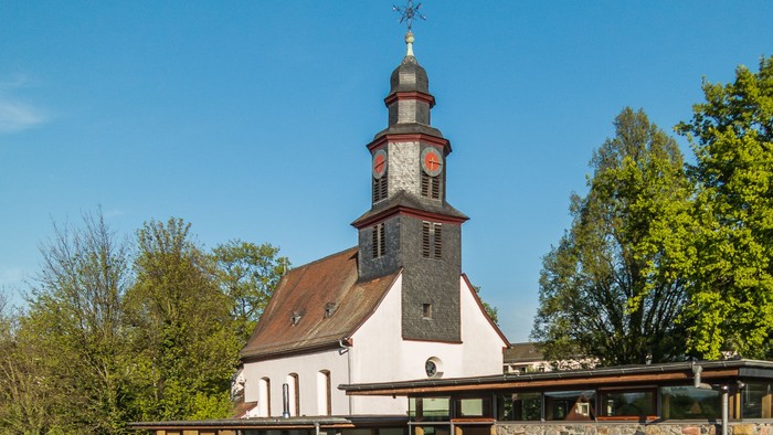 Emmauskirche mit Gemeindehaus im Vordergrund
