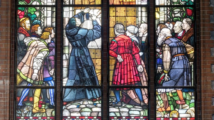 Reformationsfenster in der Apostel-Paulus-Kirche mit Thesenanschlag in Wittenberg