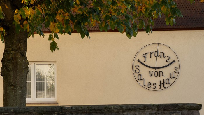 Bachrain Franz-von-Sales Haus Seitenansicht