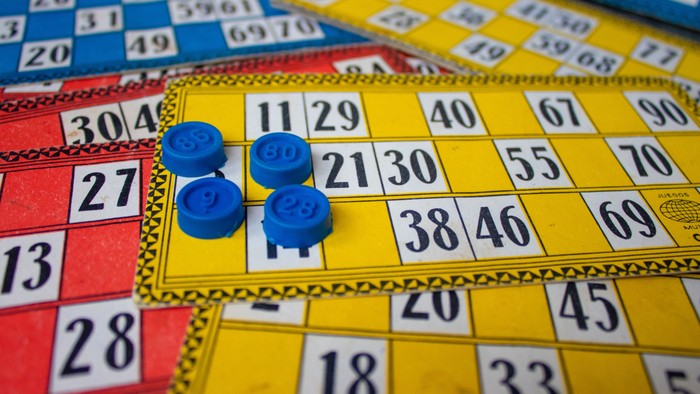 Bingo-kort med nummererede felter og blå markører til at angive valgte numre.