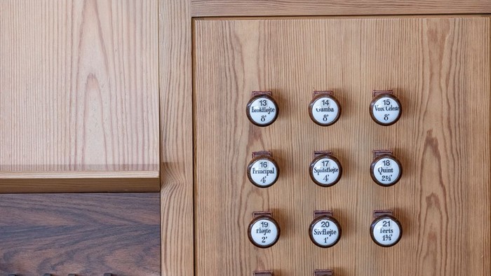 Et orgel med 12 knapper og en lille billede på den øverste del