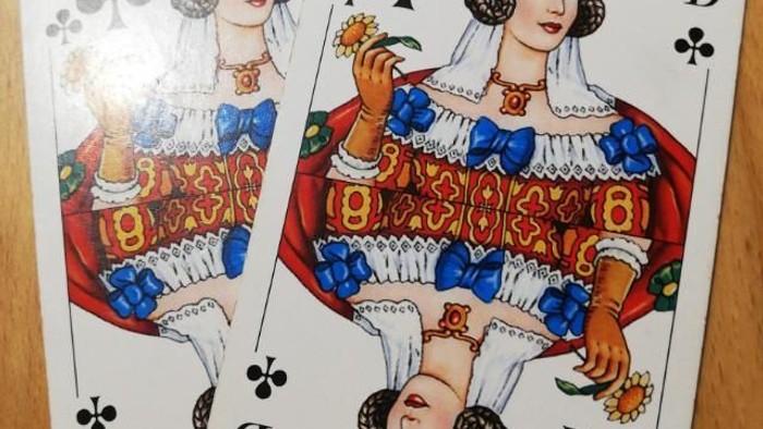 Vintage-Spielkarten mit zwei detaillierten Darstellungen der Karo-Dame in aufwendiger Kleidung des 19. Jahrhunderts.