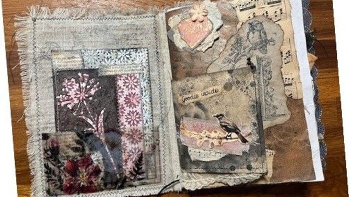 Handgefertigte Scrapbook-Seite mit Vintage-Textilien, floralen Mustern und Mixed-Media-Collage-Elementen.