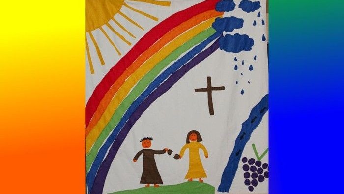 Buntes Kinderbild mit einem Regenbogen, einer Sonne, einem Kreuz und zwei Figuren, die sich an den Händen halten, mit Trauben und Ranken.