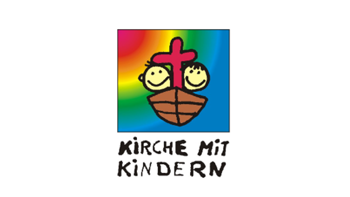 Buntes Logo mit lächelnden Gesichtern in einem Boot mit einem Kreuz, beschriftet mit „Kirche mit Kindern“, was „Kirche mit Kindern“ bedeutet.