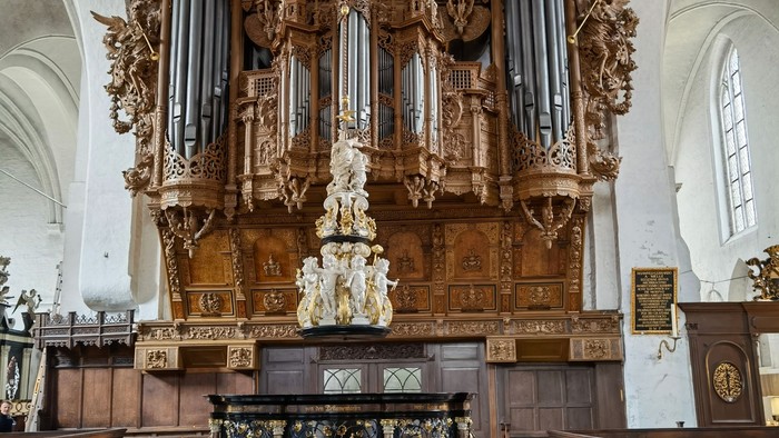 Große Kirchenorgel mit aufwendiger Holzschnitzerei und Statuen