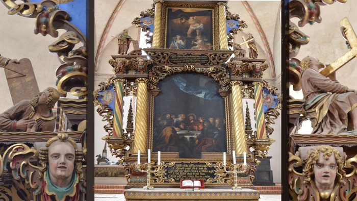 Indviklede religiøse statuer og et prægtigt alter prydet med detaljeret barokkunst og guldaccents.