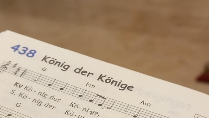 Ein aufgeschlagenes Notenbuch mit der Nummer 438 und dem Titel