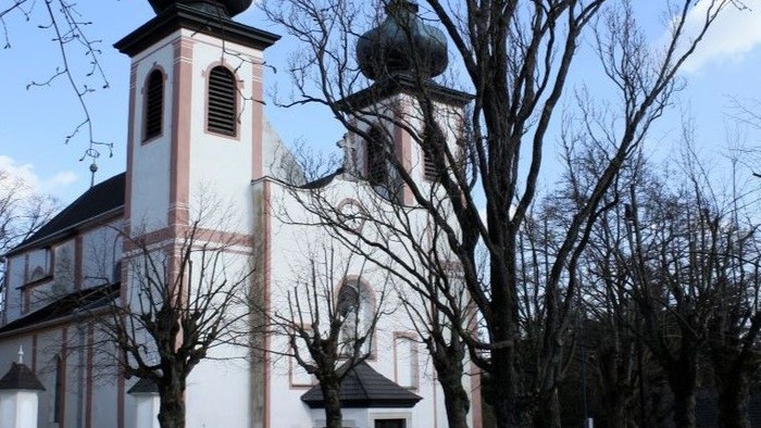 Kirchengelände mit zwei Türmen und kahlen Bäumen