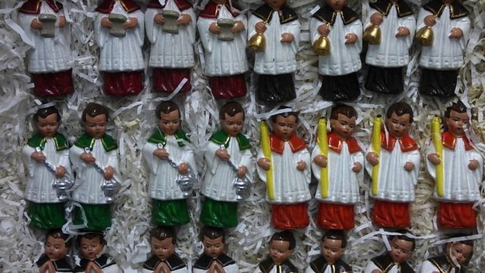 Reihen von Figurinen in verschiedenen Uniformen, einige halten Musikinstrumente.
