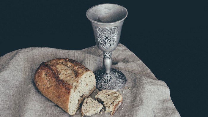 Brot und Kelch auf dem Tuch