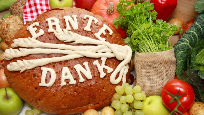 Ein herzhaftes Brot mit Gemüse und Früchten, darauf steht