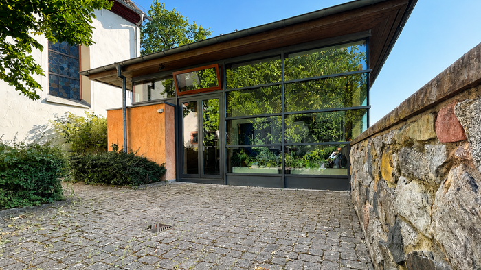 Modernes Gebäude mit Glasfront.