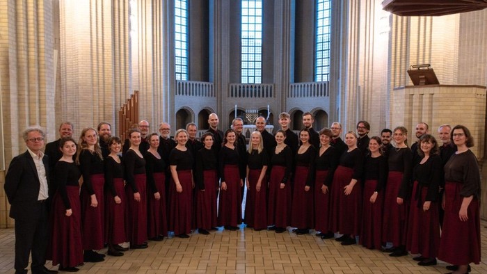 Stort kor i opstilling i kirke
